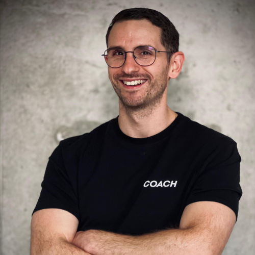 Person mit Brille im schwarzem T-Shirt